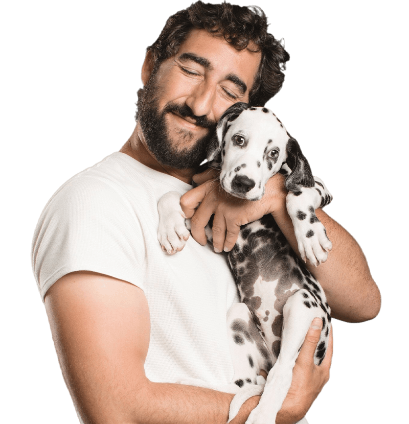 Hombre feliz sosteniendo un cachorro dálmata